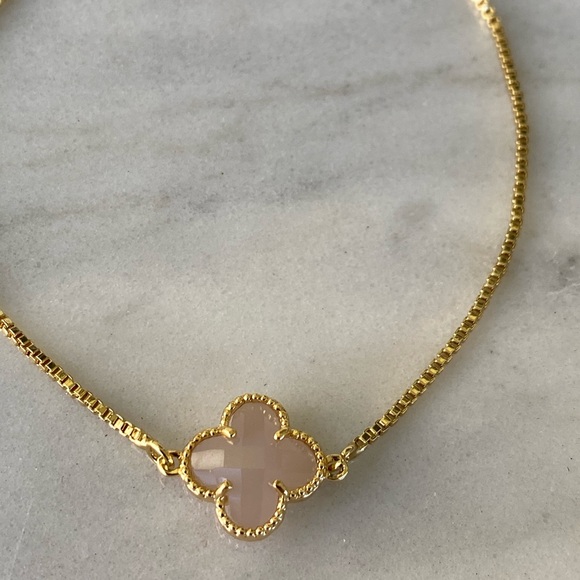 Dainty beige clover flower bracelet - Picture 3 of 4